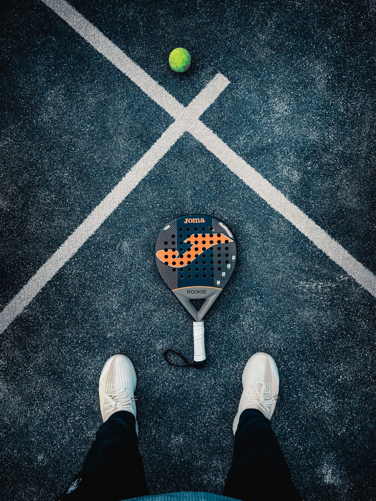 Padel-Bälle und Schläger auf dem Court