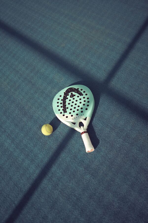 Head-Schläger und Ball auf blauem Court